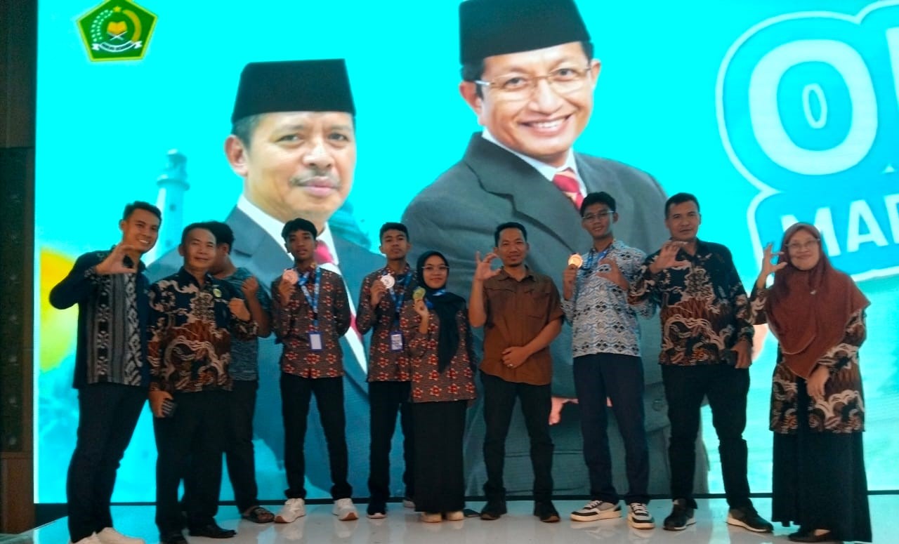 Siswa MAN IC Lotim didampingi pembina menunjukkan medali yang diraihnya pada ajang OMI 2025 di Kota Tanggerang, Jumat (14/12). MAN IC Lotim borong medali OMI 2025, NTB kembali ukir prestasi nasional.
