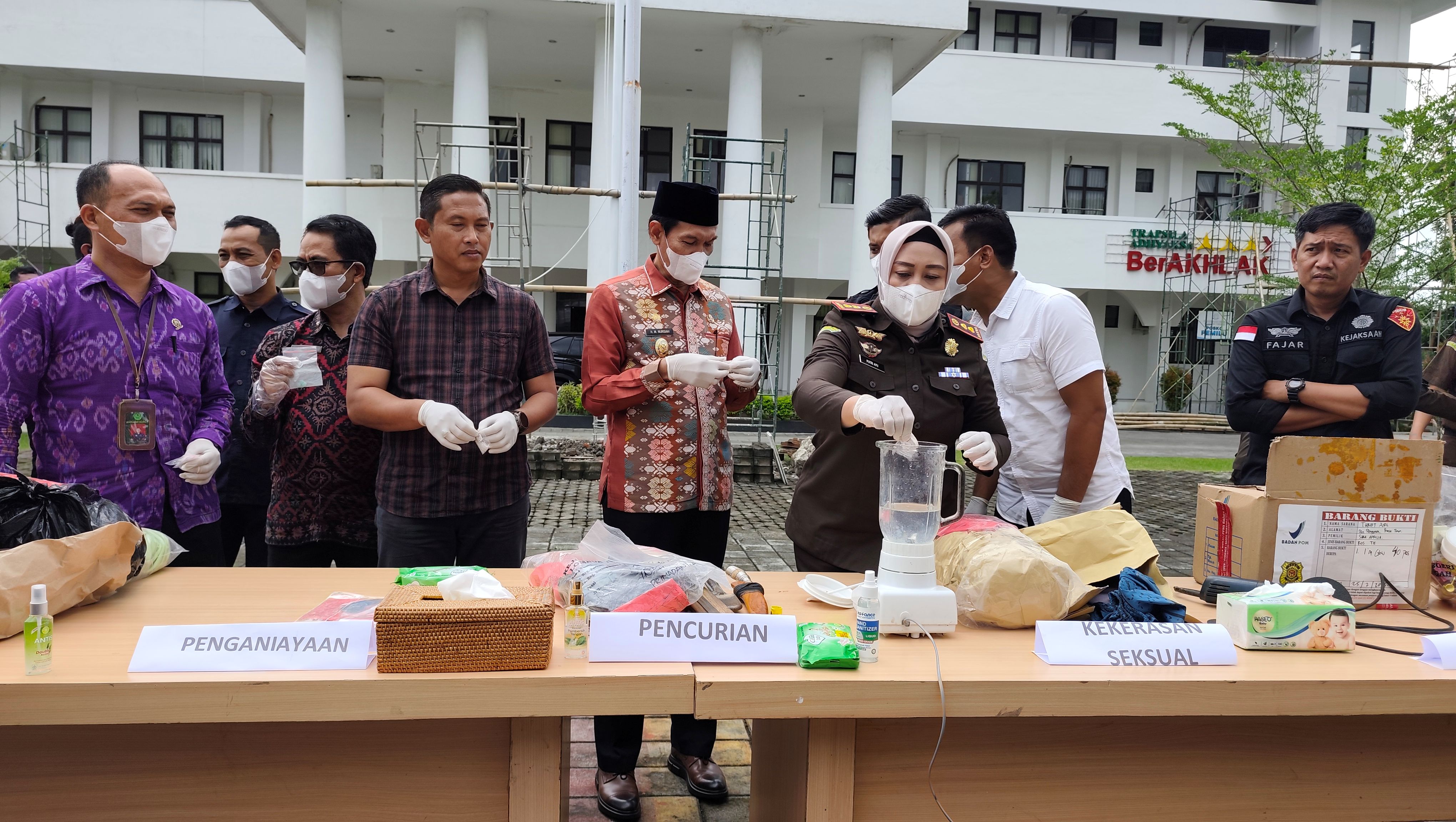 BARANG BERBAHAYA: Jajaran Forkopimda Lombok Tengah hadiri pemusnahan barang bukti yang digelar Kejaksaan Negeri Lombok Tengah, Praya, Kamis (13/11).
