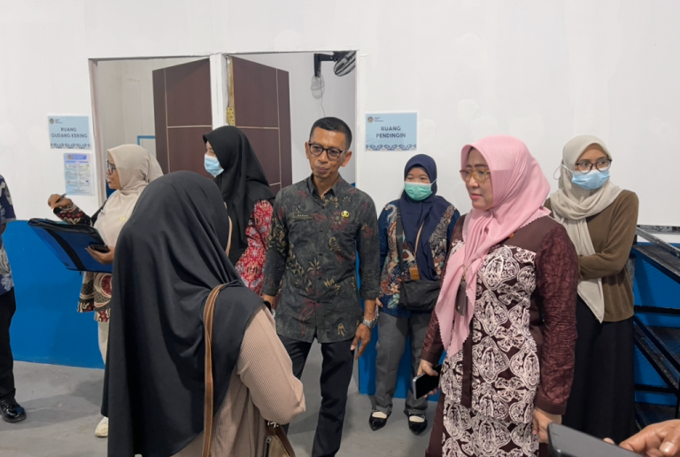 INSPEKSI LAPANGAN: Tim Monev Perizinan Dapur MBG yang dipimpin Inspektur Kota Mataram Baiq Nelly Kusumawati, saat menginspeksi dapur MBG di Turida, Kota Mataram, Kamis (13/10).