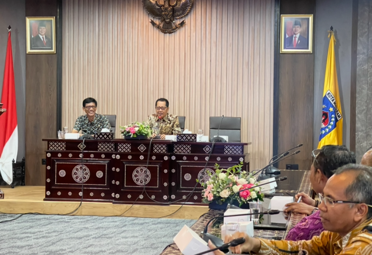 CARI YANG MENGINSPIRASI: Sekda Kota Mataram Lalu Alwan Basri didampingi Kepala BKPSDM Kota Mataram Taufik Priyono memimpin rapat, Kamis (13/10).
