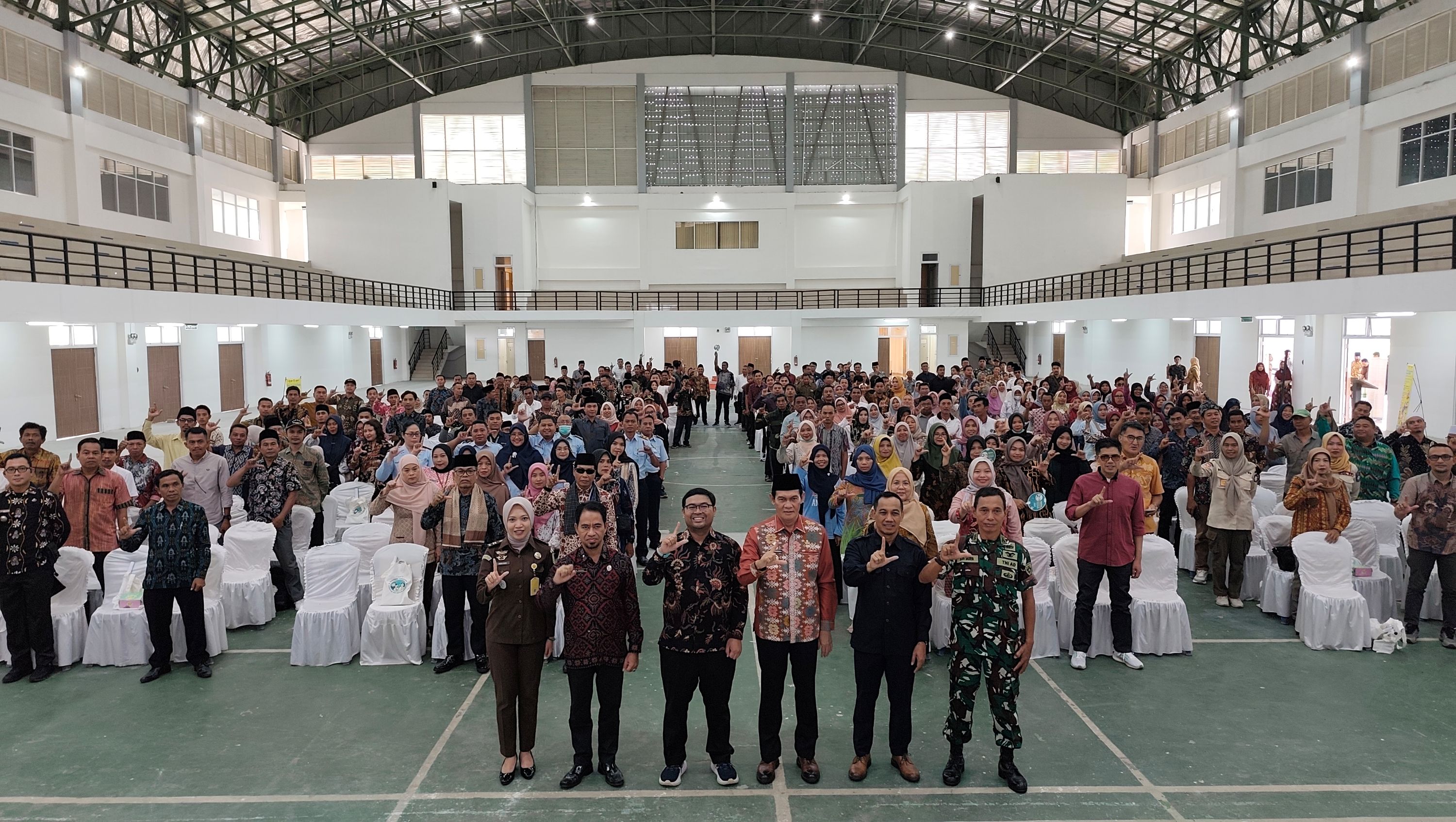 Wakil Bupati Lombok Tengah (tiga kanan) berfoto bersama ratusan peserta dalam kegiatan Sosialisasi Imunisasi Heksavalen di GOR Poltekpar Lombok, Kamis (13/11).