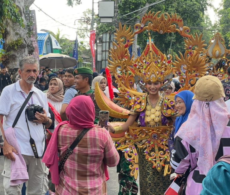 DESTINASI BARU: Karnaval saat Parade MotoGP di Kota Mataram menjadi daya tarik baru wisatawan nusantara datang ke kota ini.