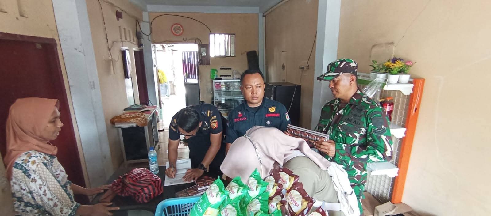 MASIH MARAK: Petugas gabungan saat operasi peredaran rokok ilegal di wilayah Gili Air dan Gili Trawangan