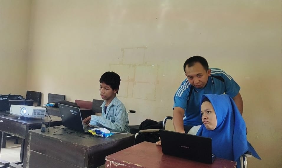 DIDAMPINGI GURU: Dua siswa TIK SLBN Lombok Utara Yusikar dan Zulma belajar desain grafis di platform Canva