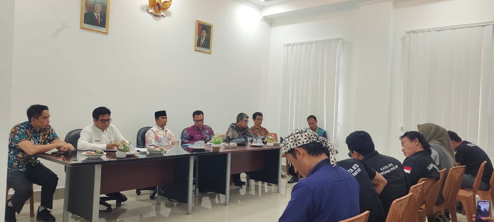 SAMPAIKAN KELUHAN: Masyarakat bersama sejumlah LSM hearing dengan beberapa OPD di Kantor Bupati Lombok Utara