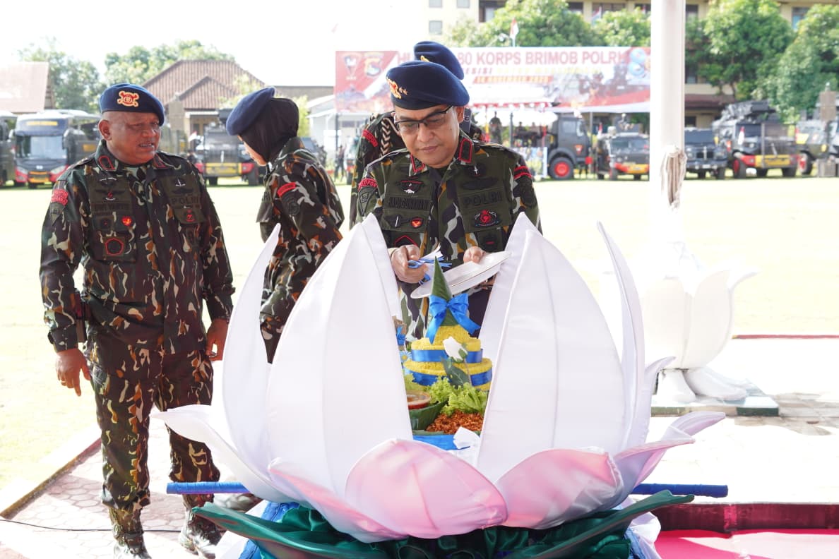 Kapolda NTB Irjen Pol Hadi Gunawan memotong tumpeng pada syukuran HUT Brimob Polri, Jumat (14/11).