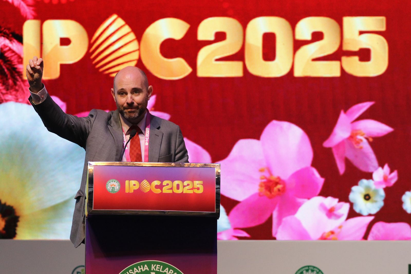 Julian Conway McGill saat menyampaikan paparan di hari kedua IPOC. (Mifta/Radar Bali)