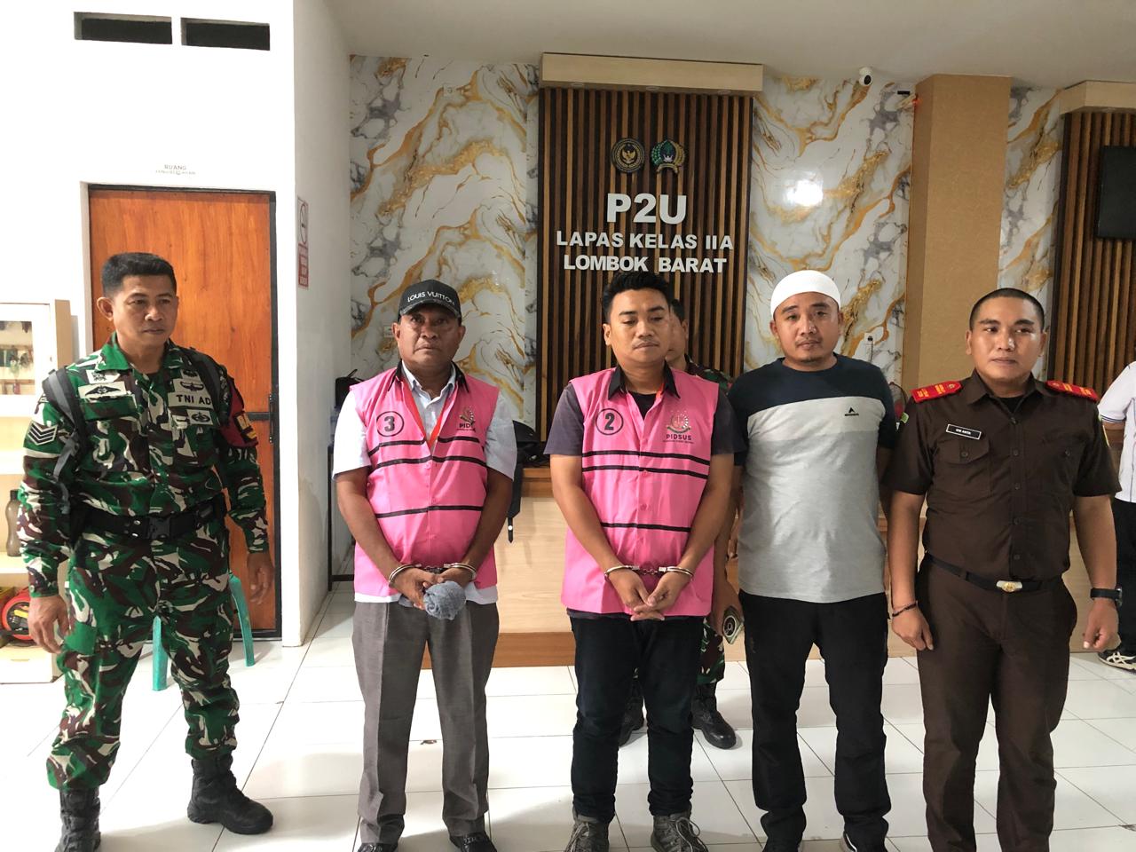 DITAHAN: Anggota DPRD Lobar Ahmad Zaenuri dan seorang rekanan inisial R ditahan penyidik Kejari Mataram kasus dugaan Pokir 2024, Jumat (14/11).