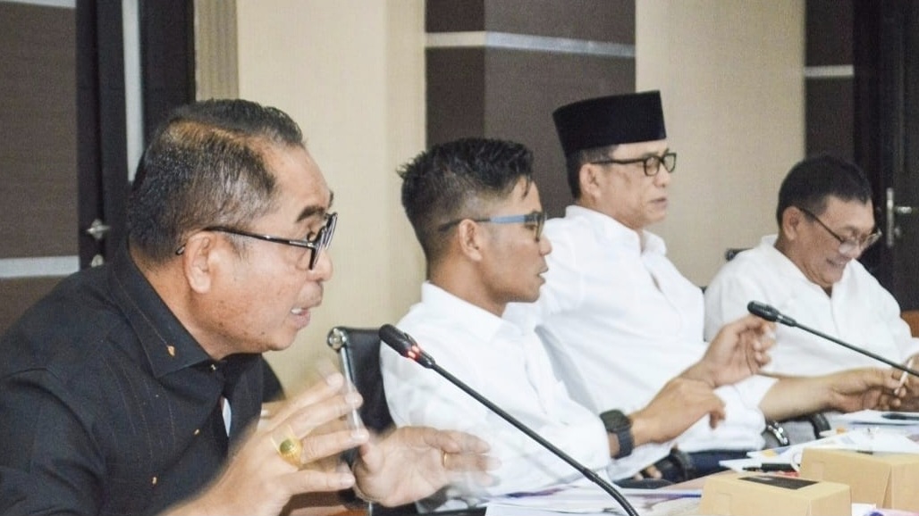 Wakil Ketua Komisi IV DPRD NTB Sudirsah Sujanto (kiri) bersama Ketua Komisi IV Hamdan Kasim serta Sekretaris Komisi Hasbullah Muis Konco dalam hearing dengan OPD mitra kerja.