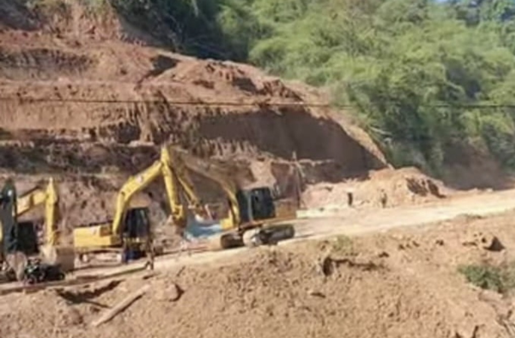Proyek infrastruktur long segment ruas jalan provinsi Lenangguar-Lunyuk di Kabupaten Sumbawa terus dikebut. Proyek senilai Rp 19 miliar ini kurang dari 50 persen.