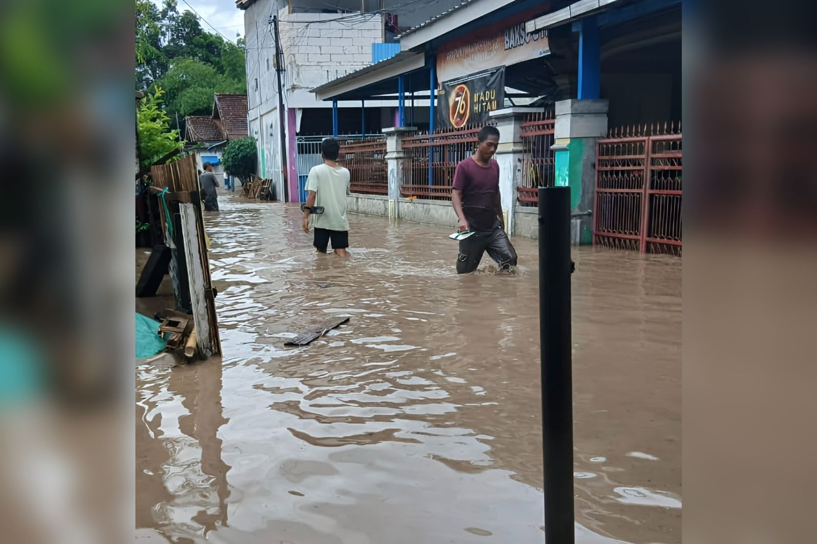 BENCANA ALAM: Hujan lebat yang mengguyur, menyebabkan rumah warga terendam, di salah satu desa di Dompu, belum lama ini.