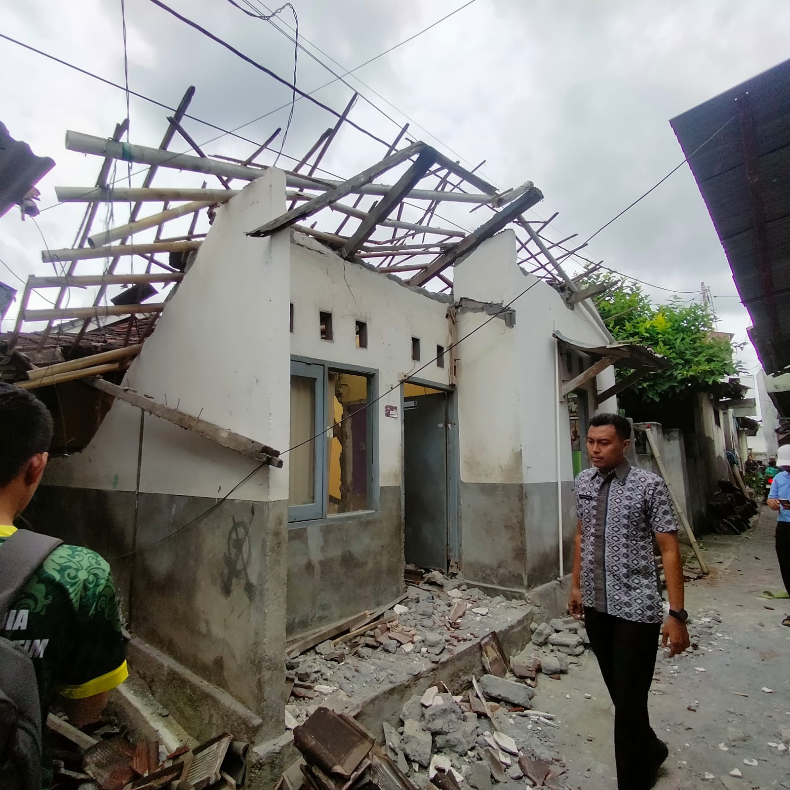 lurah Pancor saat meninjau kondisi rumah warga yang ambruk