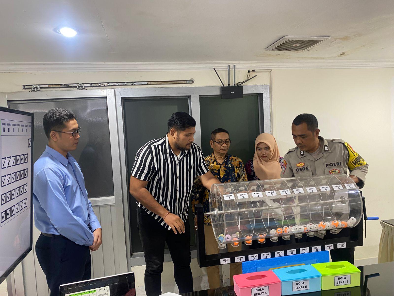 DIJAMIN TRANSPARAN: Pengundian Program &ldquo;Gebyar Hadiah Tabungan Prima Senyum&rdquo; yang digelar PT BPR Prima Nadi di Golden Palace Hotel Mataram digelar, Sabtu (15/11).