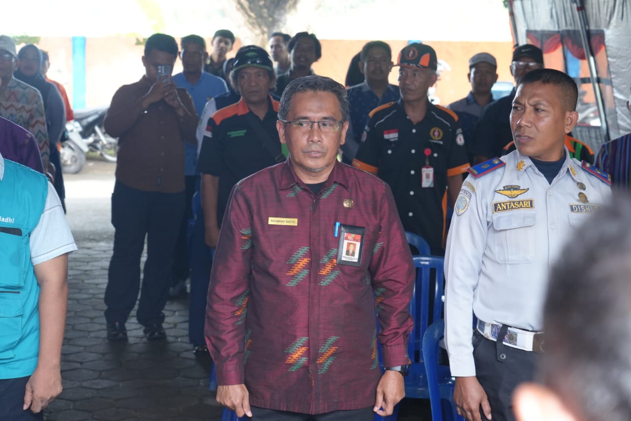 Kepala Diskominfotik Kota Bima Muhammad Hasyim (tengah) mengikuti apel siaga bencana di halaman kantor wali kota Bima, Kamis (13/11).
