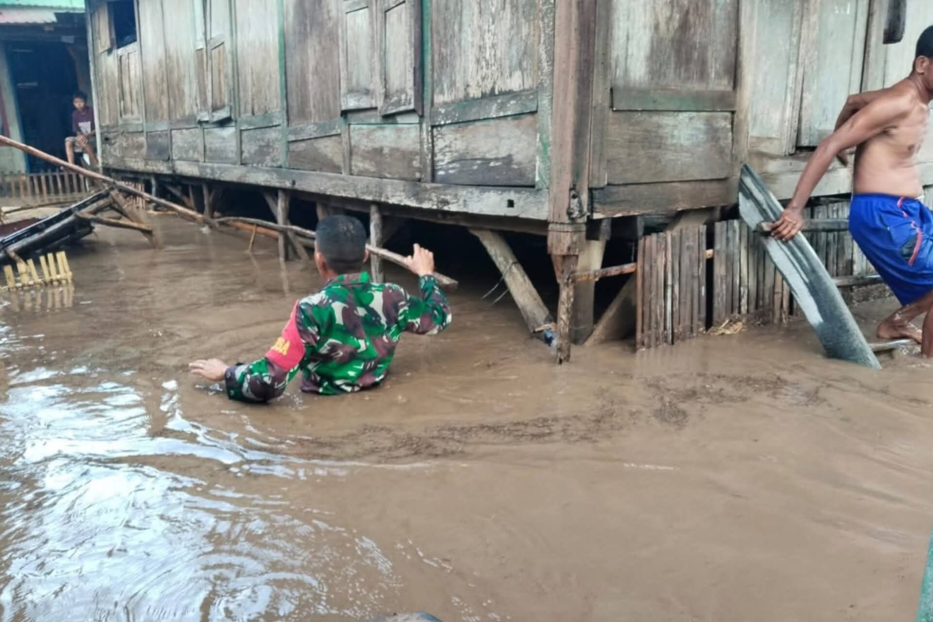 Banjir melanda sejumlah wilayah di Kabupaten Bima, beberapa hari lalu.