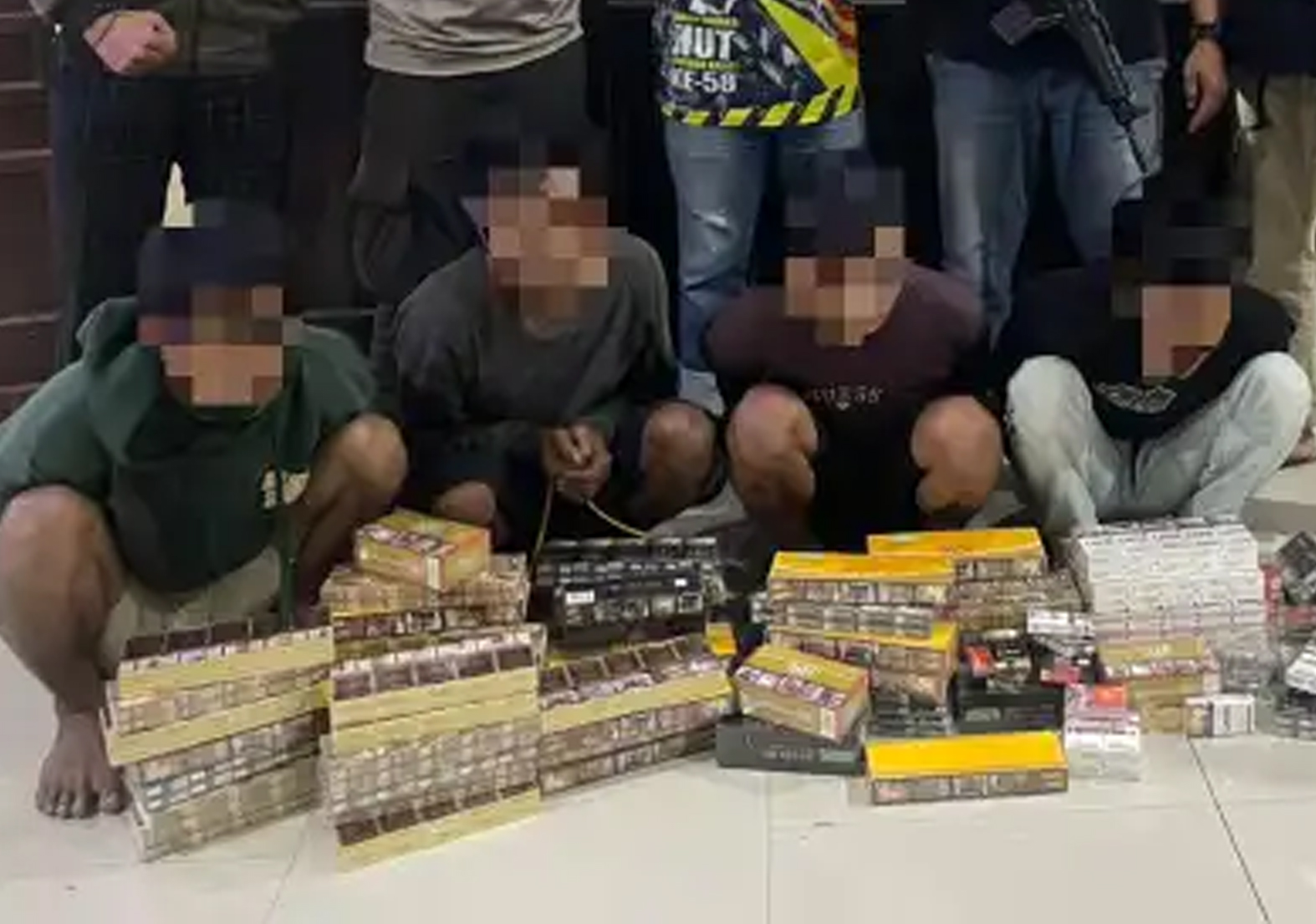 Tiga pelaku pembobol toko inisial TM, YR, dan Y diamankan bersama barang bukti di Polsek Alas, Kamis (13/11).