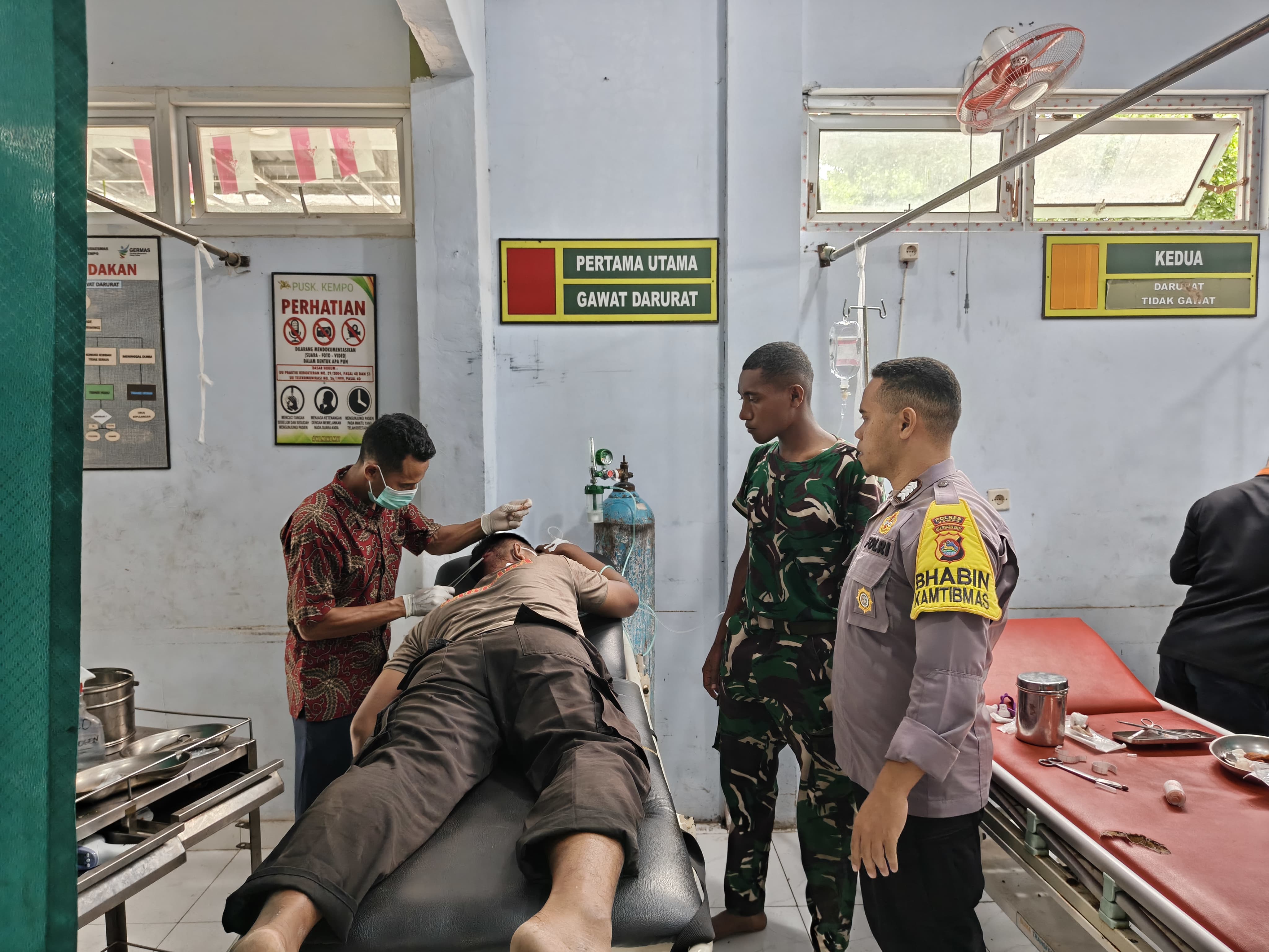 Salah seorang anggota Polres Dompu dirawat di Puskesmas Kempo usai kecelakaan, Kamis (13/11).