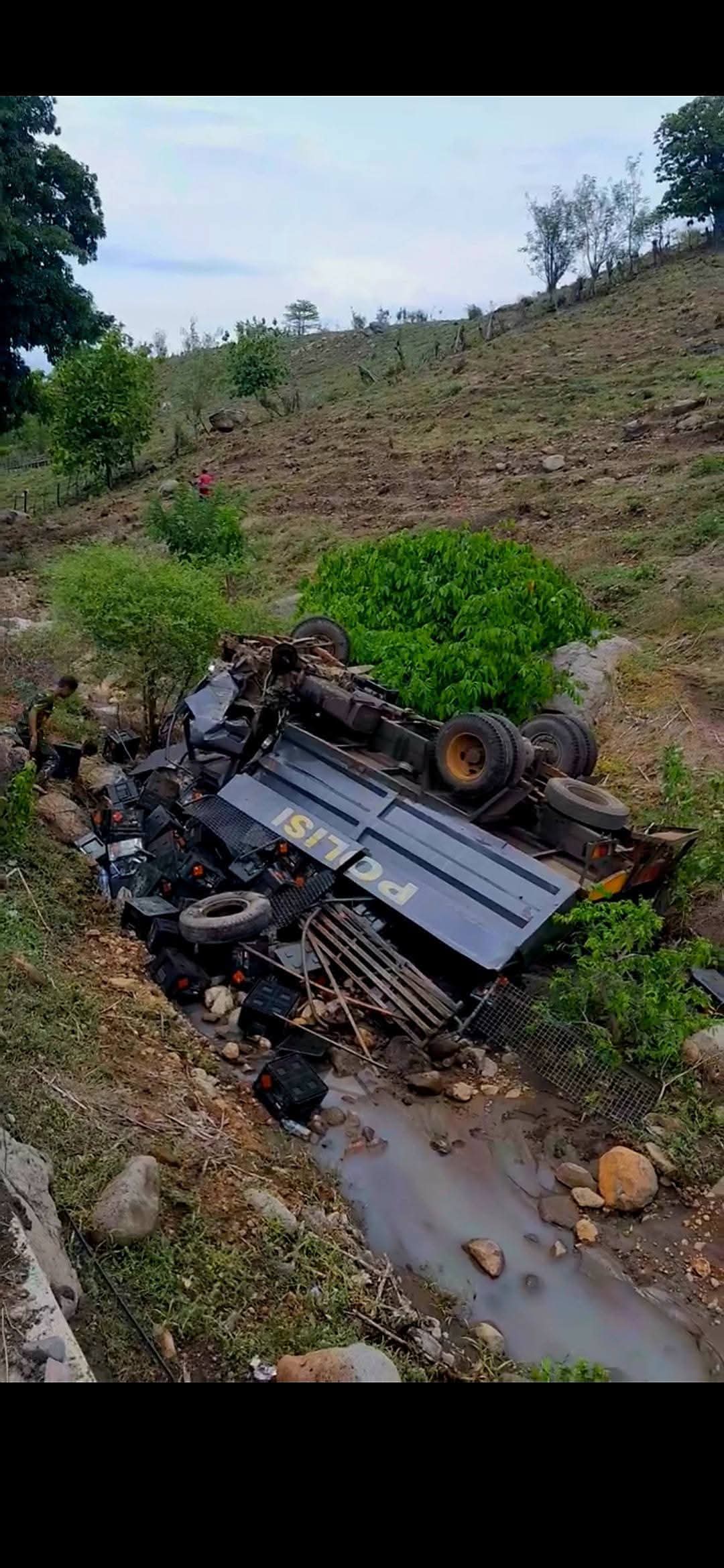 Truk Dalmas pengangkut amunisi TNI mengalami kecelakaan di tanjakan Moti Toi, Desa Tolo Kalo, Kecamatan Kempo, Kabupaten Dompu, kemarin siang (13/11).