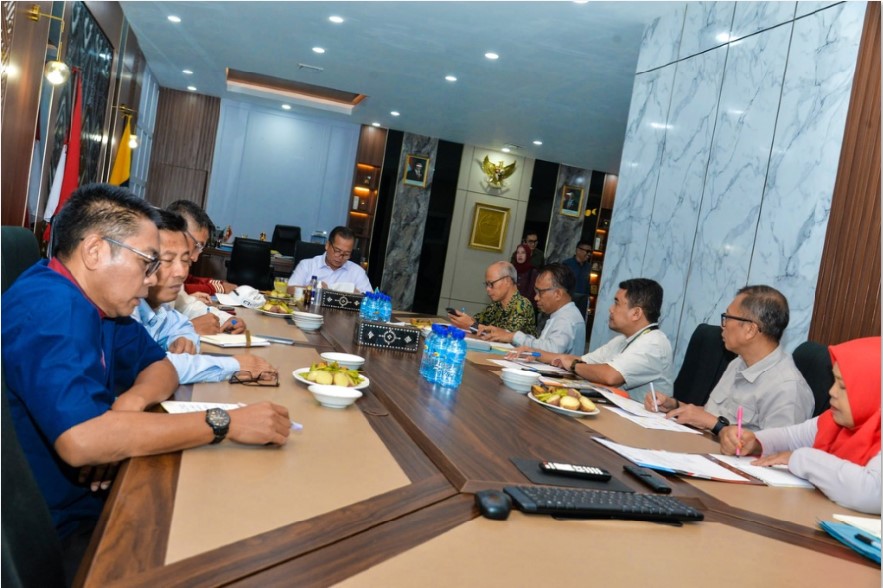 NTB CAPITAL: Gubernur NTB Lalu Muhamad Iqbal bersama sejumlah kepala OPD dan Direksi BUMD saat memimpin FGD persiapan pendirian PT NTB Capital di Ruang Kerja Gubernur, Jumat (14/11).