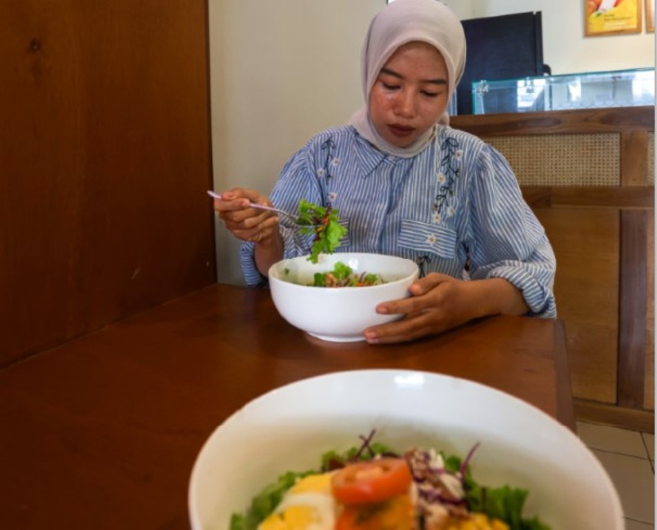 CARI SEHAT: Seorang pelanggan menikmati makanan sehat di kafe Juicy Juice & Salad Bar di Cakranegara, Kota Mataram, Jumat (14/11).