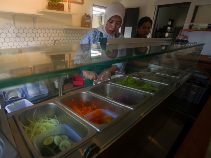 SIAPKAN: Pekerja kafe Juicy Juice & Salad Bar menyiapkan makanan sehat untuk pelanggannya di Cakranegara, Kota Mataram, Jumat (14/11).