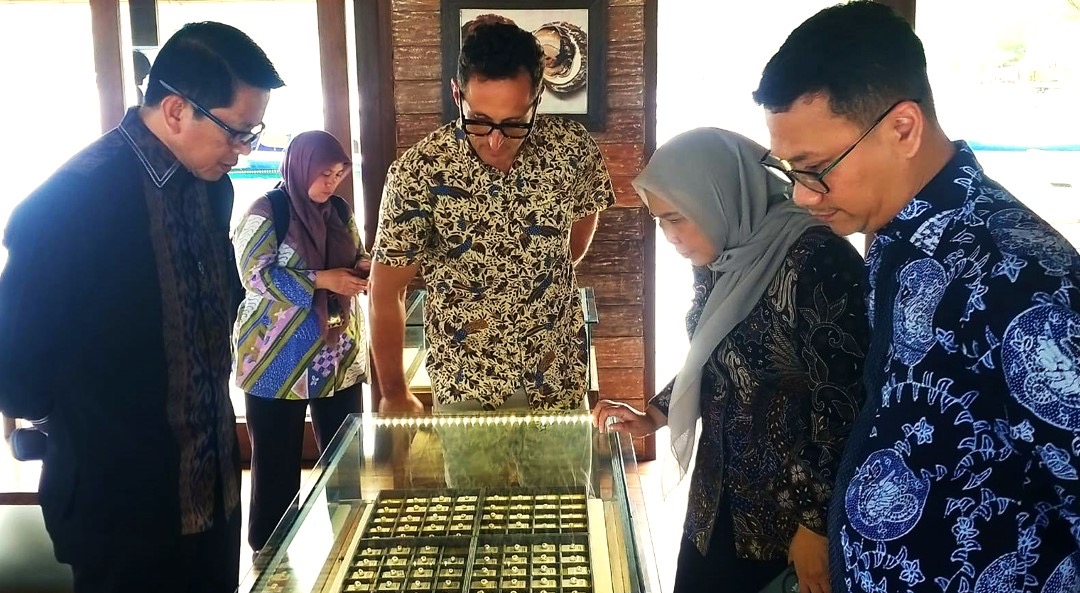 Rombongan Dirjen PEN Kemendag RI saat berkunjung ke pusat budidaya mutiara laut Lombok, Autore Pearl di Malaka, Lombok Utara, Kamis (13/11).
