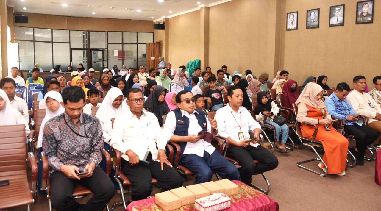 Para peserta kegiatan edukasi literasi keuangan melalui program Gerakan Nasional Cerdas Keuangan (Gencarkan) bagi penyandang disabilitas di Kabupaten Bima, Rabu (12/11).