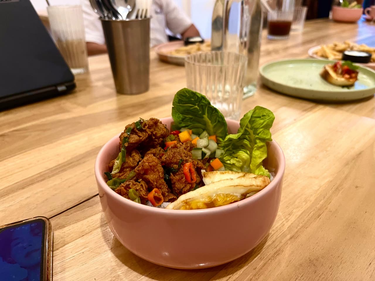 Sajian menu nasi ayam cabai garam yang ada di Kafe Dolce Mataram, belum lama ini.