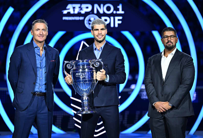 Carlos Alcaraz resmi menerima penghargaan ATP No. 1 Akhir Tahun di Nitto ATP Finals 2025 dan mengaku sangat bangga atas pencapaian besar musim ini.