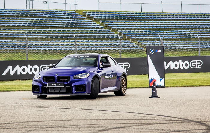 Spesifikasi BMW M2 CS hadiah Marc Marquez sebagai juara BMW M Award 2025 hadir dengan tenaga 530 hp, material karbon, dan performa kelas balap.