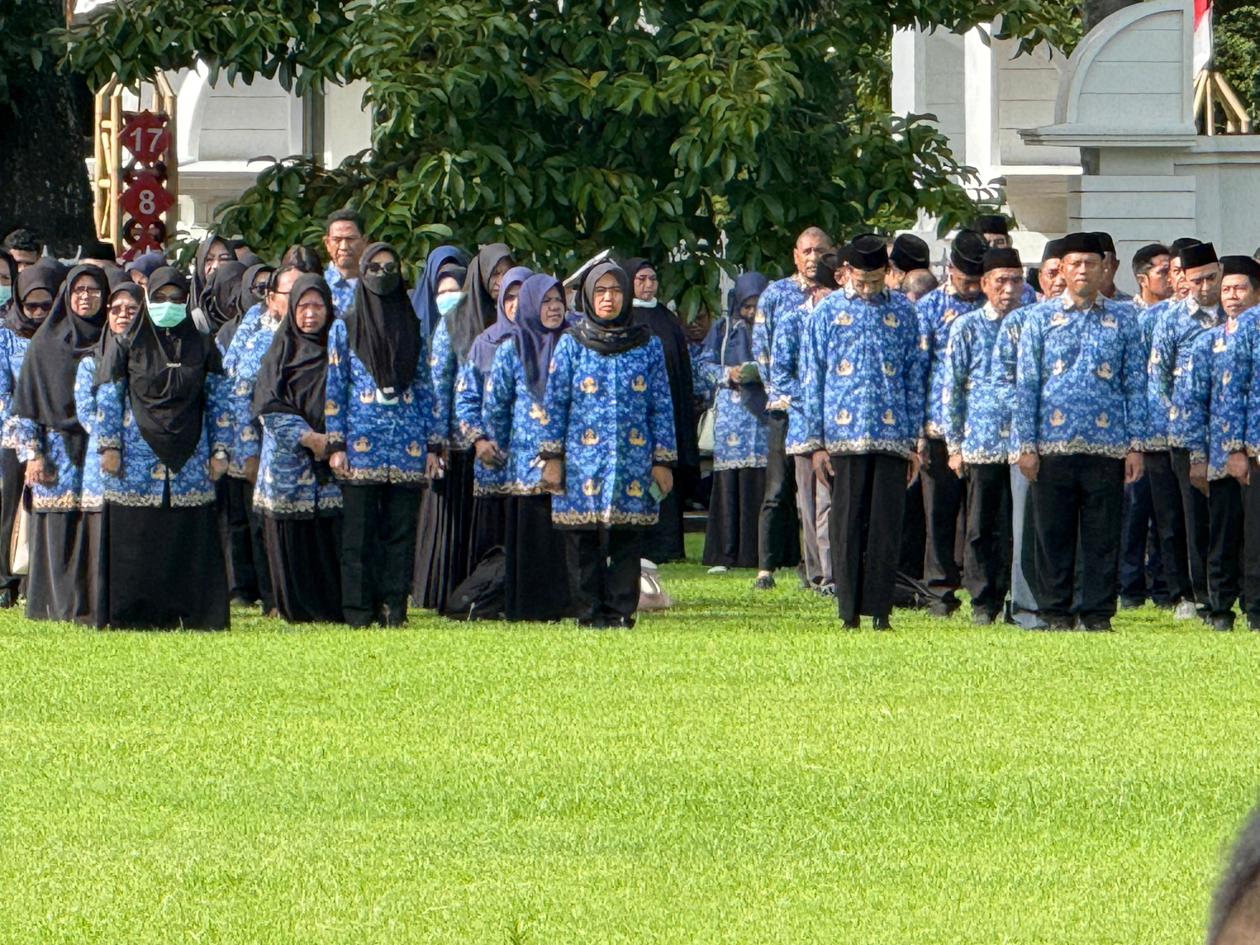 PENUH HIKMAD: ASN lingkup Pemprov NTB saat mengikuti upacara Hari Pahlawan di lapangan Bumi Gora kompleks Kantor Gubernur NTB, Senin lalu (10/11).