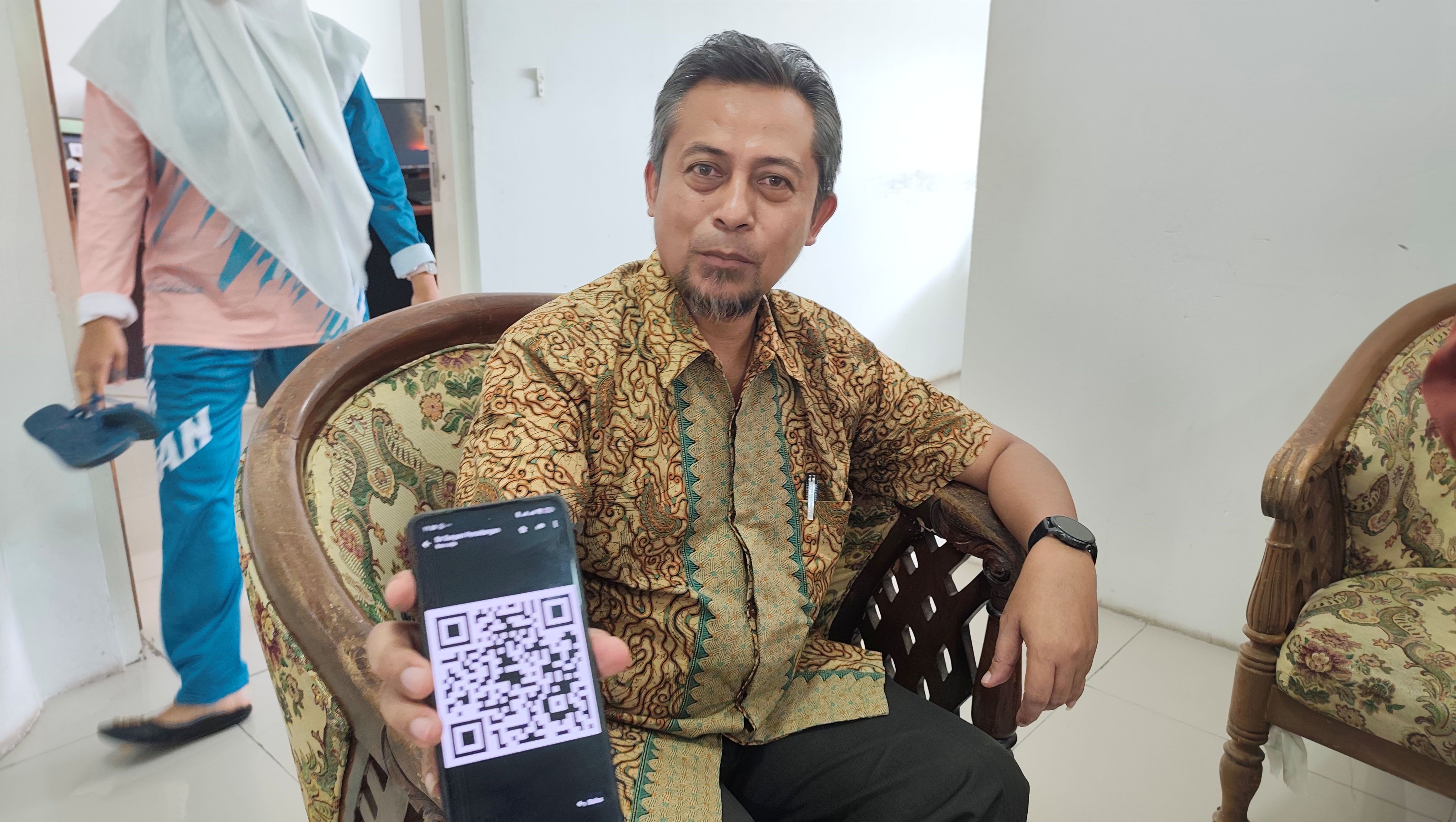 Kepala Bagian Persidangan dan Perundang-Undangan DPRD Loteng Junaidin menunjukkan scan barcode SILA&rsquo;deLUMBAR yang akan dirilis dalam waktu dekat, Jumat (14/11).