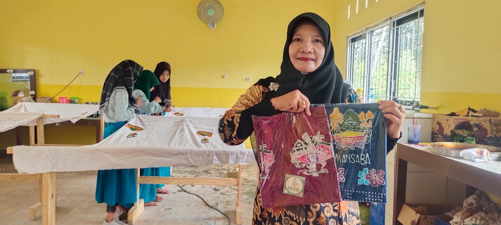 PUNYA HAK PATEN: Kepala SLBN KLU Iriyati menunjukan batik motif Jong Bayan dan Masjid Kuno karya para siswa