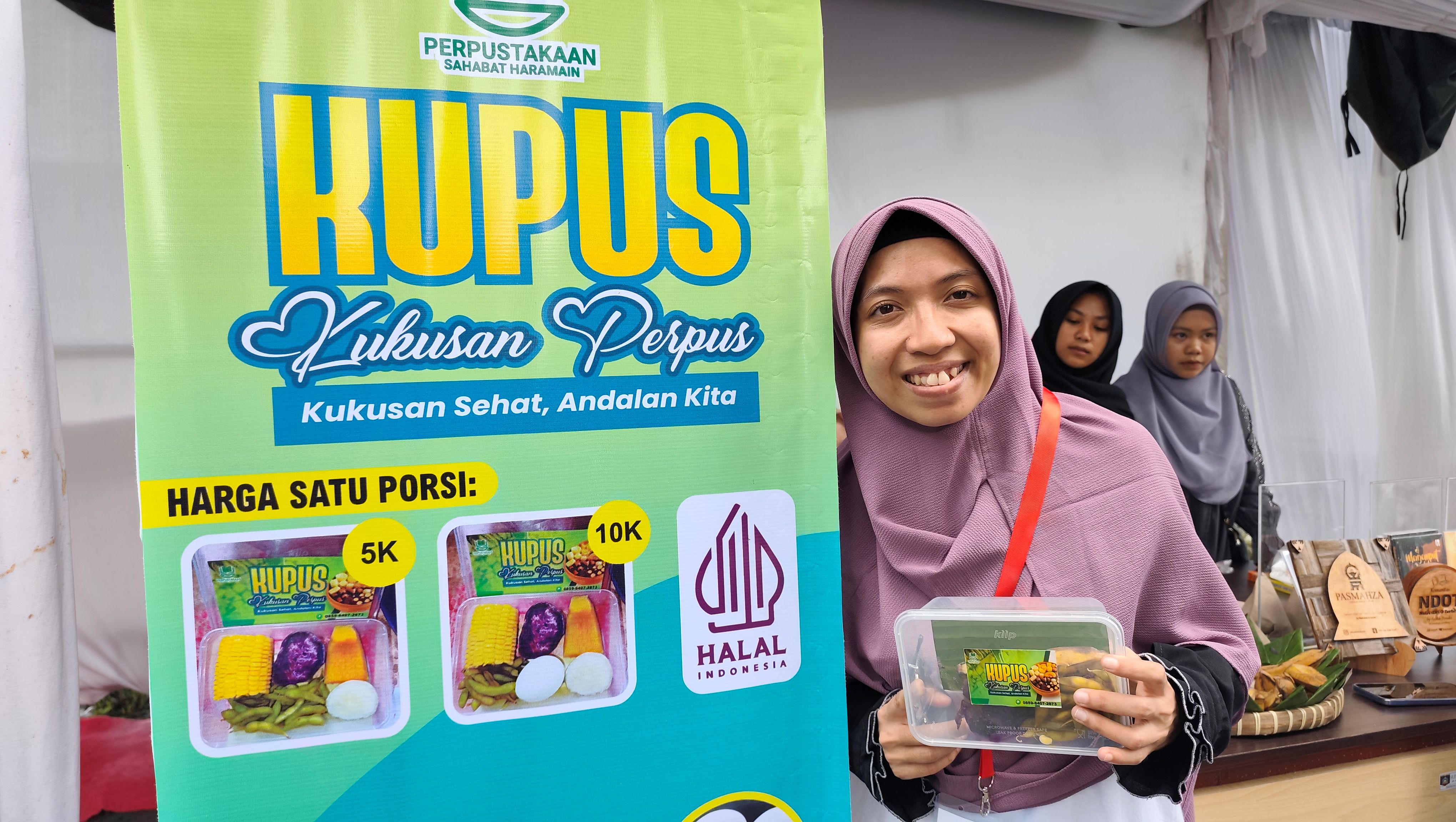GAYA HIDUP: Azizah selaku pengelola Kukusan Perpus (Kupus) yang kini hadir di Kota Praya.