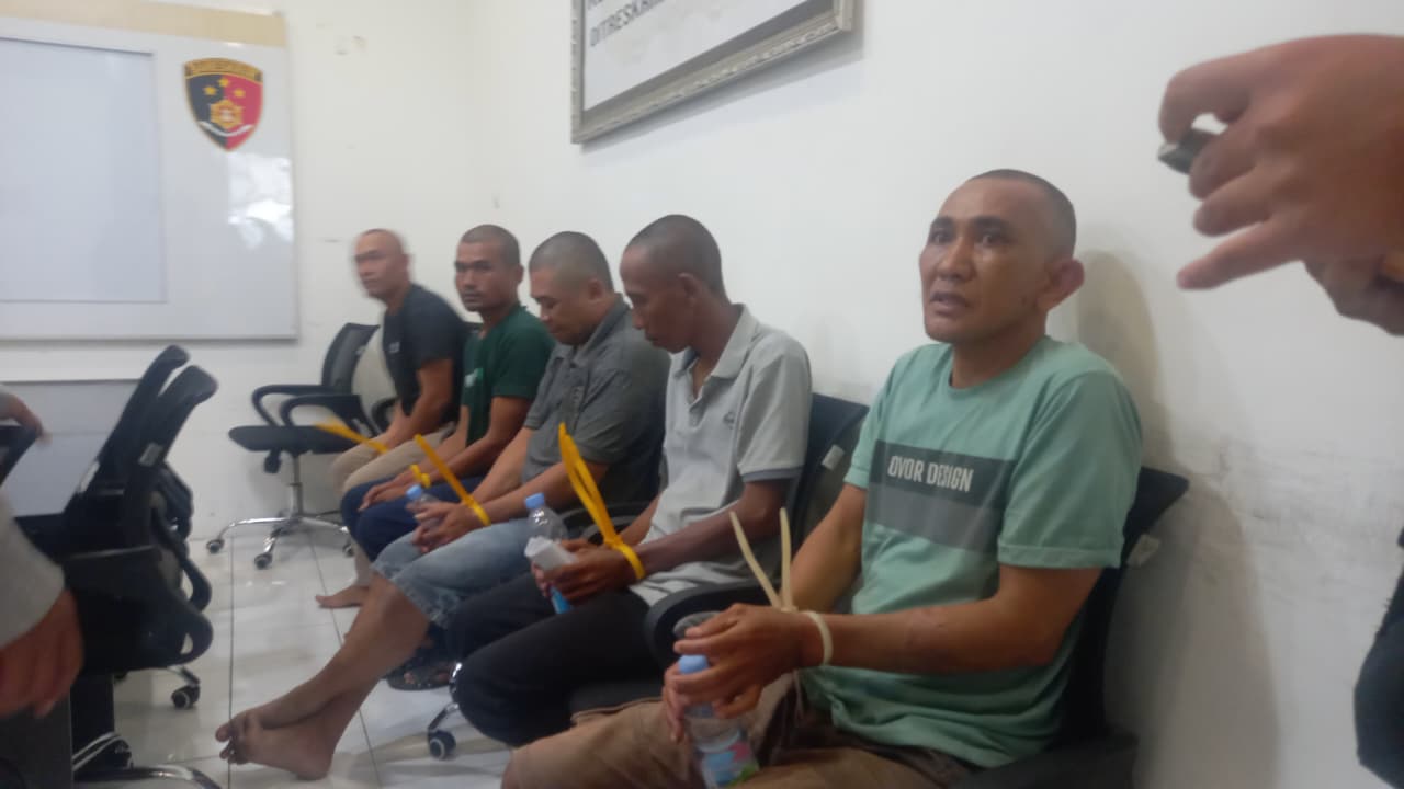 DITAHAN: Lima pelaku penganiaya polisi diborgol saat diamankan ke Mapolda NTB, Jumat (14/11).