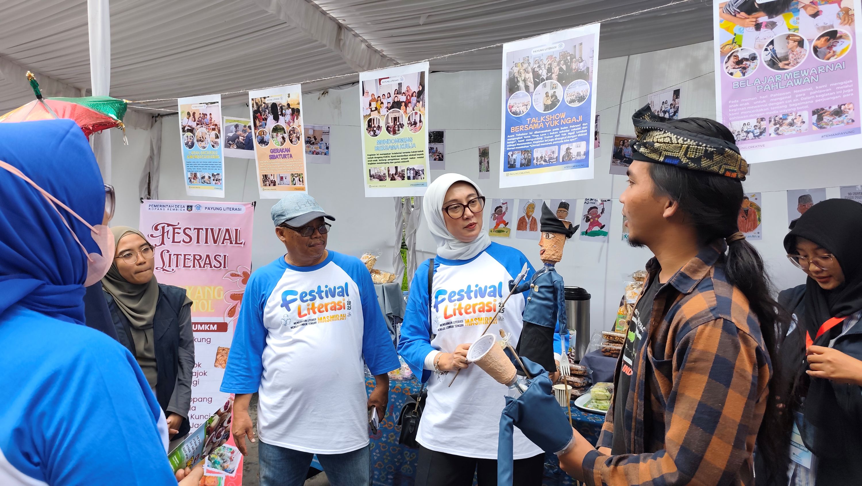 Bunda Literasi NTB Sinta Agathia Iqbal (tengah) mengunjungi aneka stan yang hadir dalam Festival Literasi Lombok Tengah, Praya, Jumat (14/11).