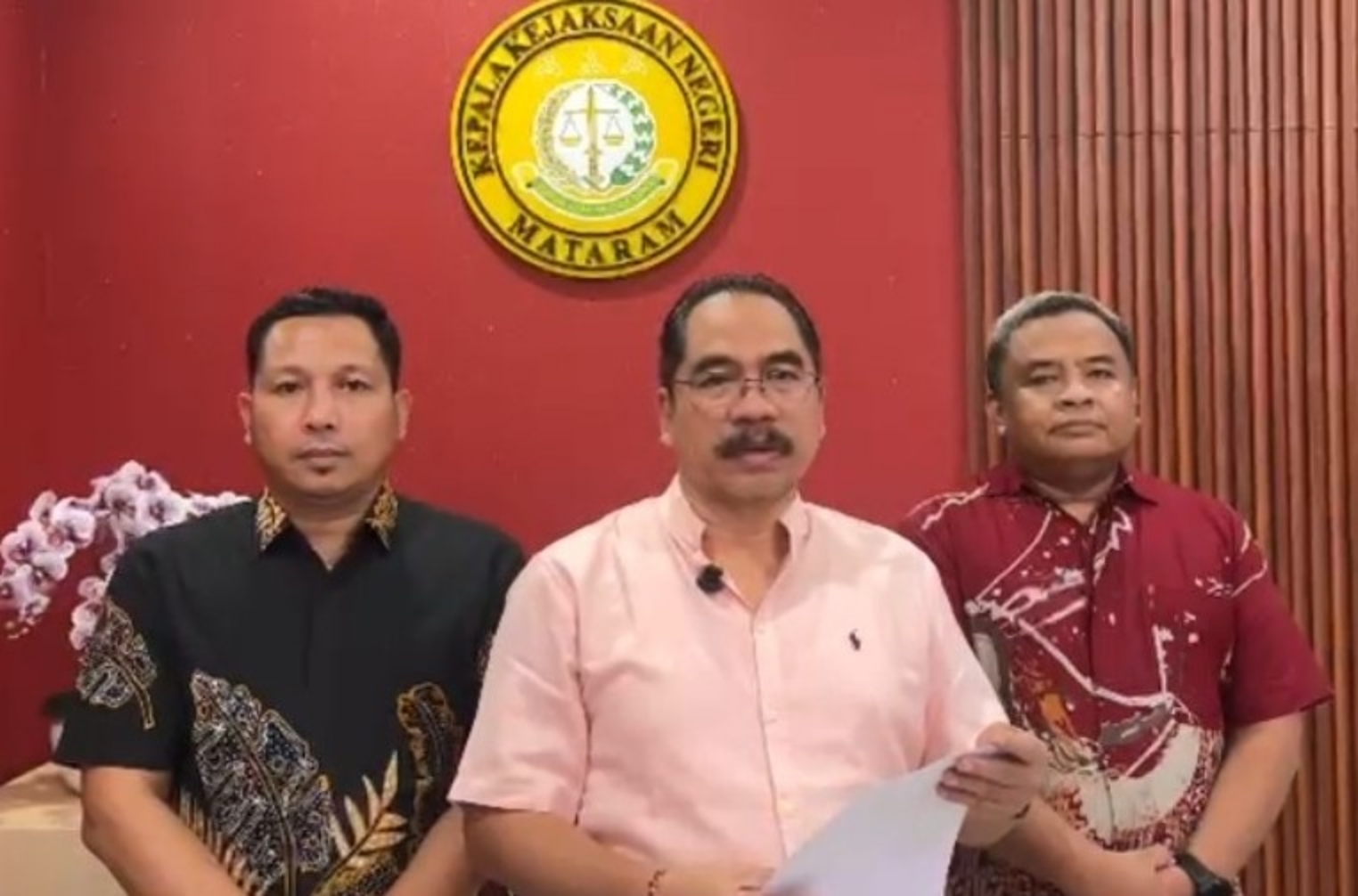 BERIKAN KETERANGAN: Kajari Mataram Gde Made Pasek Swardhyana memberikan keterangan pers terkait dengan penetapan tersangka baru penjualan aset Pemkab Lobar, Jumat (14/11).