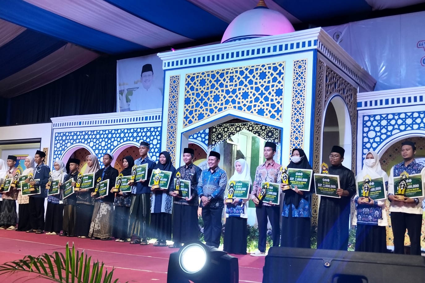 SUKSES: Bupati Lobar bersama para juara dalam acara penutupan MTQ Kabupaten, Kamis malam (14/11).