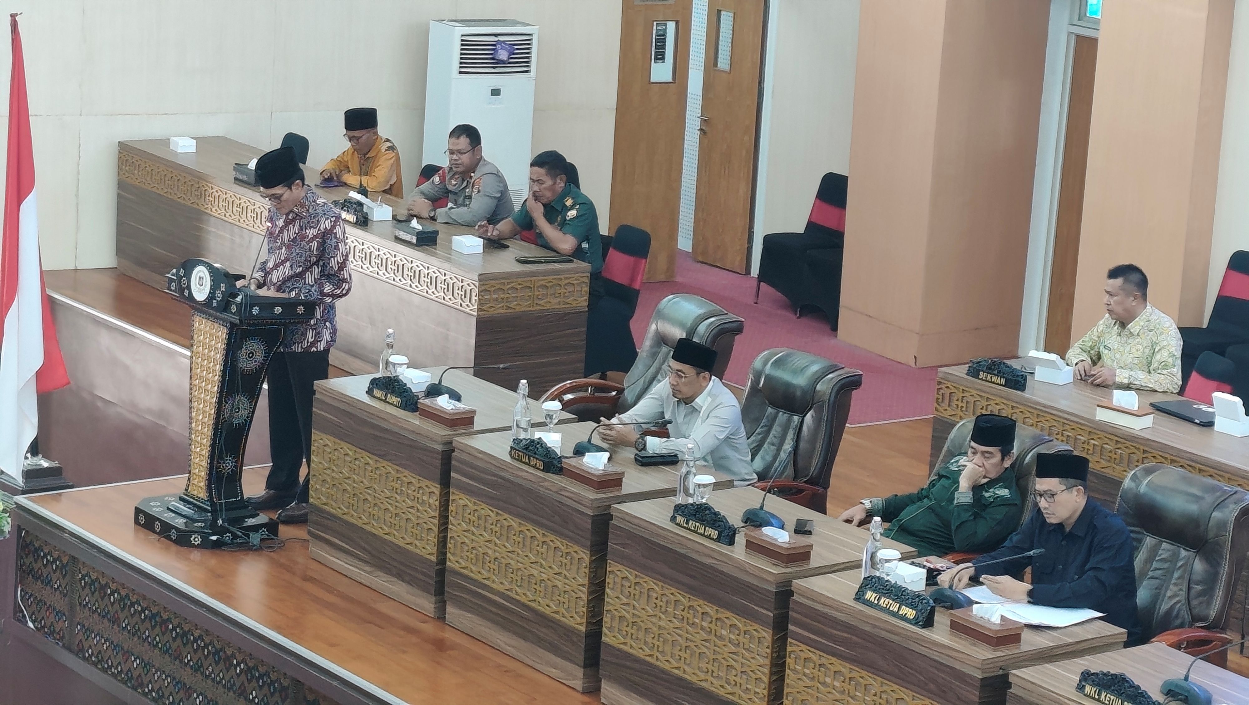 Wakil Bupati Lombok Tengah M Nursiah (podium) membacakan Nota Keuangan dan Ranperda tentang APBD tahun anggaran 2026 dalam sidang paripurna DPRD Loteng, Jumat (14/11).