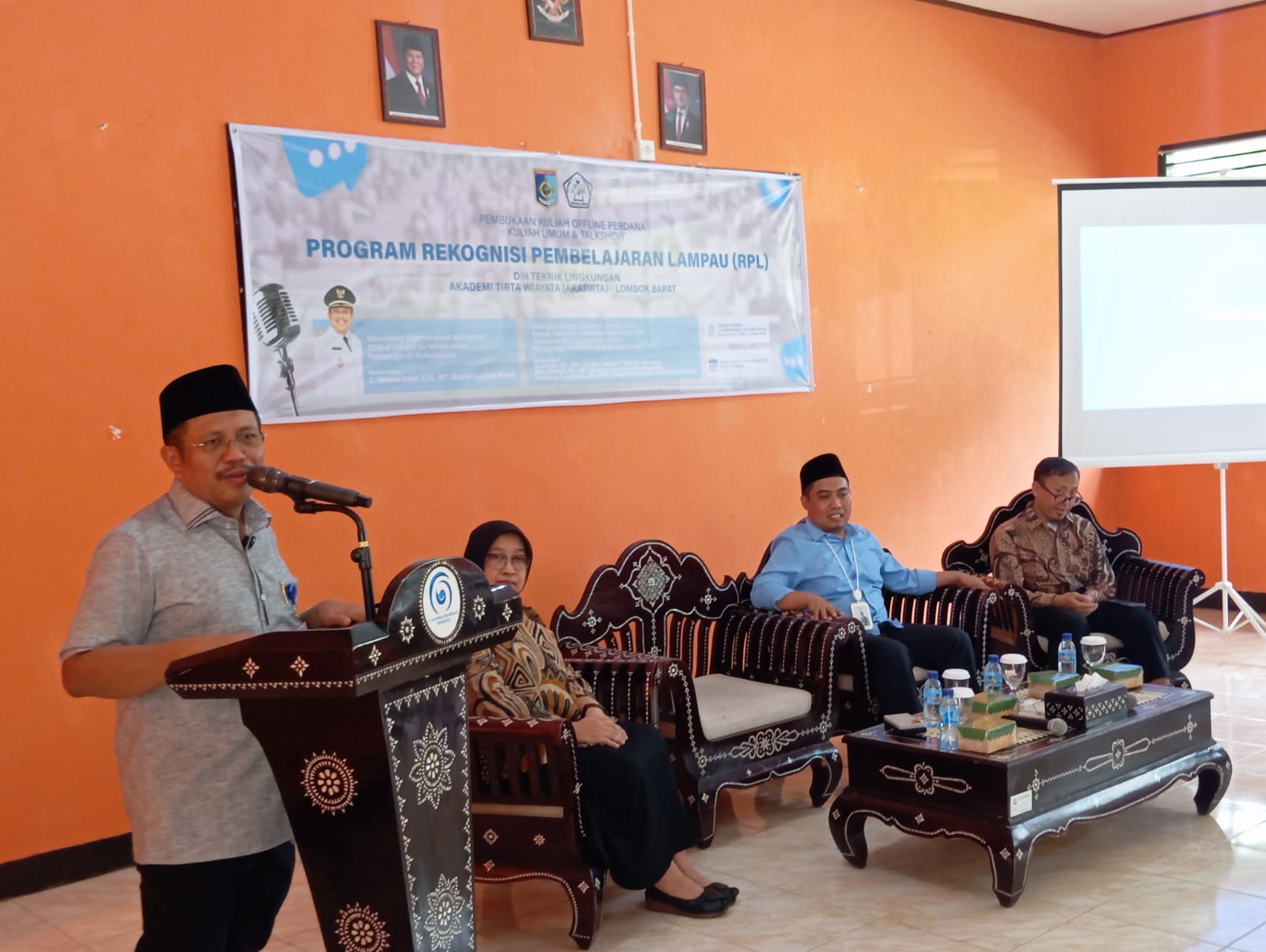 BERBAGI PENGALAMAN: Bupati Lombok Barat Lalu Ahmad Zaini saat mengisi kuliah perdana Akatirta Lombok Barat, kemarin (14/11).