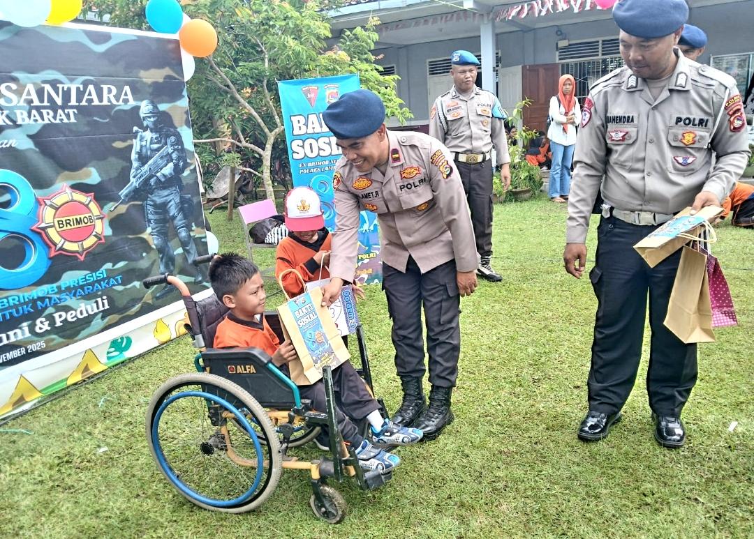 Puluhan eks anggota Brimob dari berbagai angkatan di Satuan Brimob Polda NTB yang kini bertugas di Polres Lombok Barat, merayakan hari jadi Korps ke 80 bersama anak-anak SLB 2 Lombok Barat.