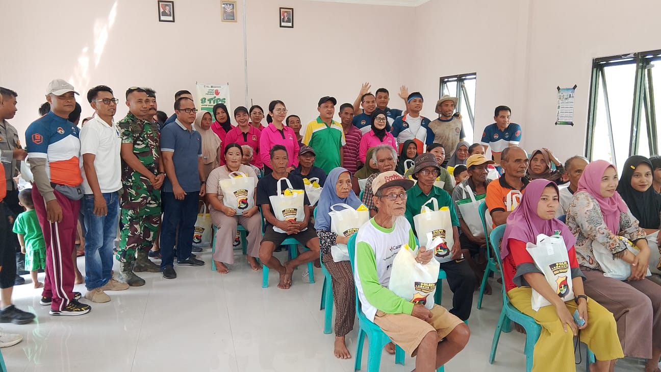 DAPAT BINGKISAN: Gowes Kamtibmas Polres Lombok Utara Dirangkaikan dengan Bakti Kesehatan dan Bakti Sosial