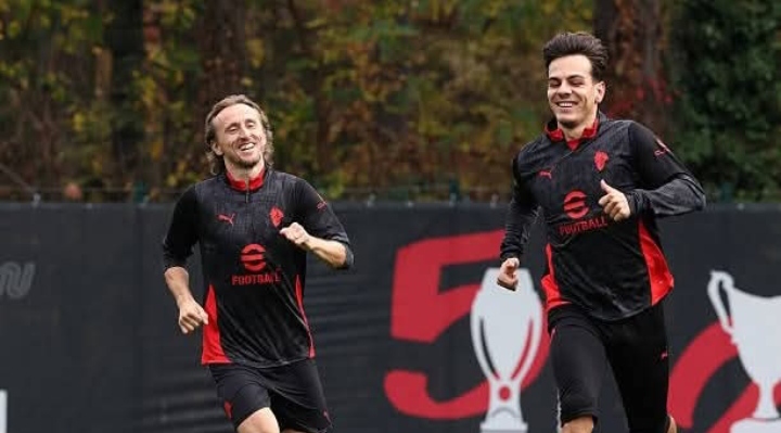 Luka Modric dan Ardon Jashari, dua pemain tengah AC Milan dalam sebuah sesi latihan klub di Milanello.