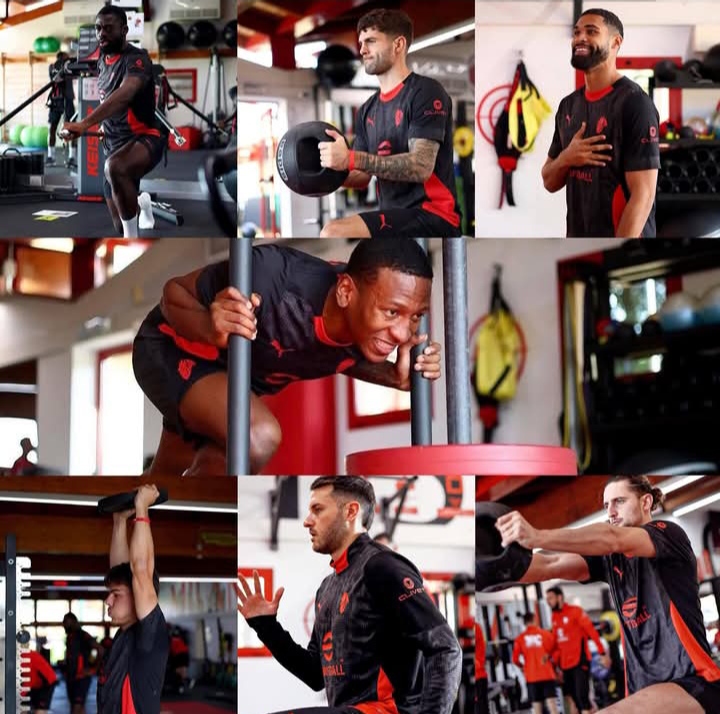 Para pemain AC Milan berlatih di pusat kebugaran Milanello.