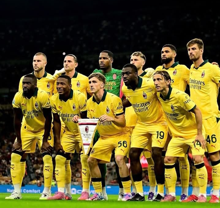 Skuad AC Milan mengenakan jersey ketiga, dalam salah satu pertandingan Serie A.