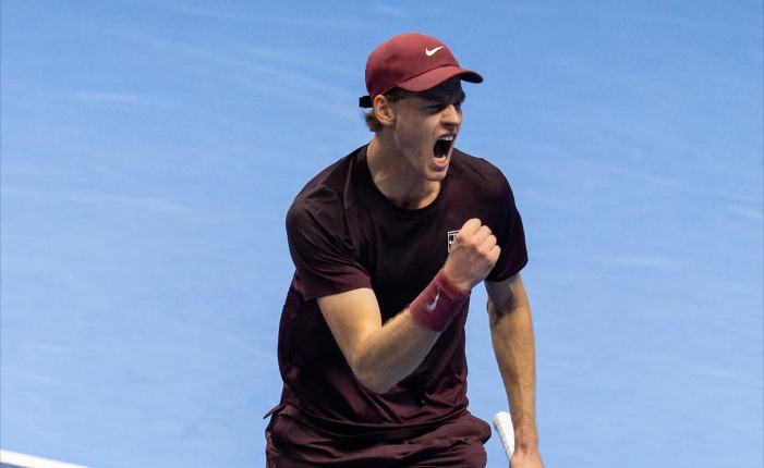 Jannik Sinner kalahkan Alex de Minaur di semifinal Nitto ATP Finals 2025 dan melaju ke final ketiganya berturut-turut di Turin.