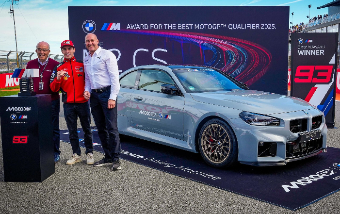 Marc Marquez menangkan BMW M Award 2025 dan membawa pulang BMW M2 CS setelah musim comeback gemilang, menegaskan dominasinya di MotoGP.