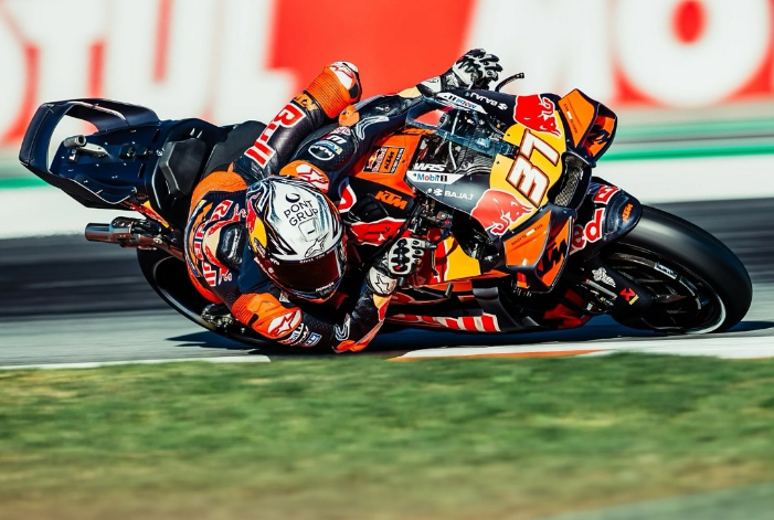Pedro Acosta ungguli Marco Bezzecchi hanya 0,053 detik pada Practice MotoGP Valencia. Persaingan ketat warnai sesi jelang kualifikasi.