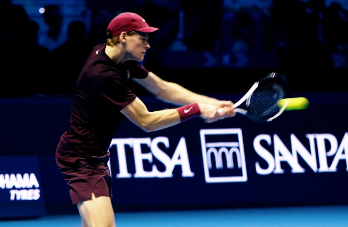 Jannik Sinner tetap sempurna di Nitto ATP Finals 2025 setelah kalahkan Ben Shelton. Rekor impresifnya membuka peluang final panas melawan Alcaraz.