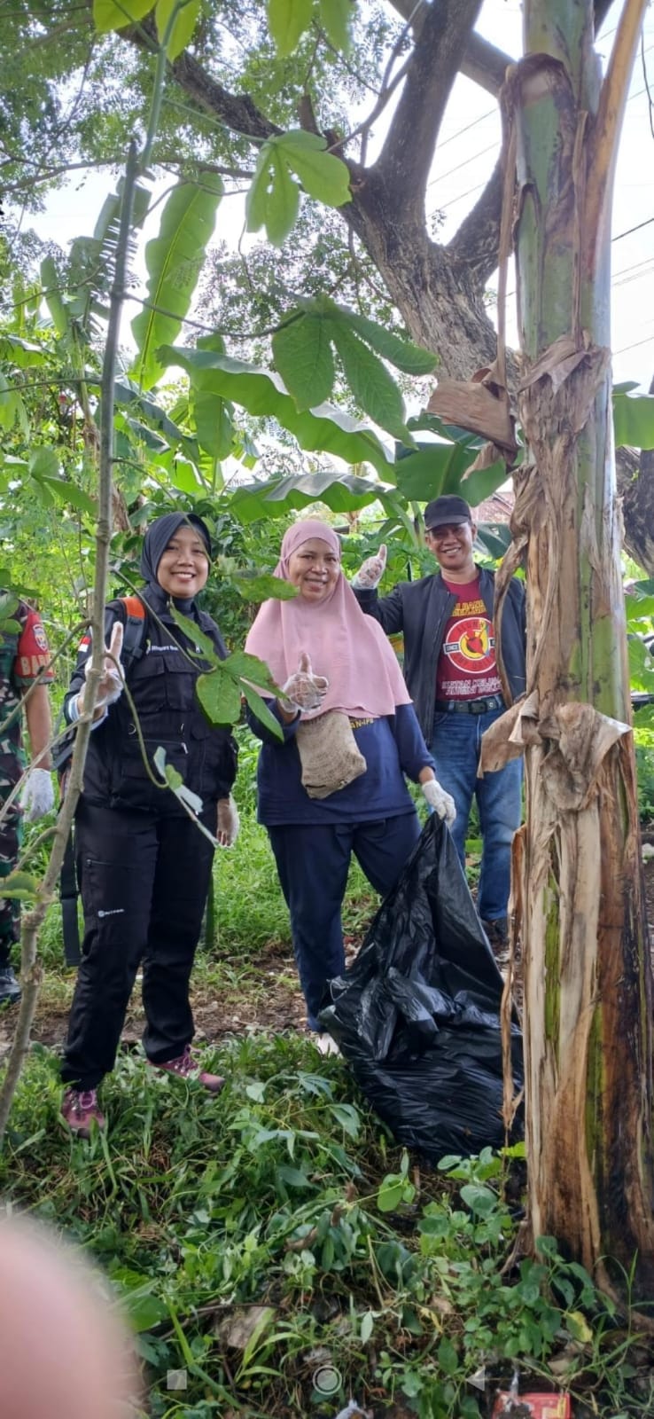 Sekretaris Dinas LHK NTB Samsyiah Samad, S.Hut, M.Si(tengah)